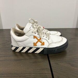 Size 33 (1.5) off white sneaker low “white ochre”